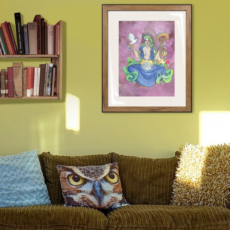 Une aquarelle encadrée au dessus d'un canapé dans un salon.