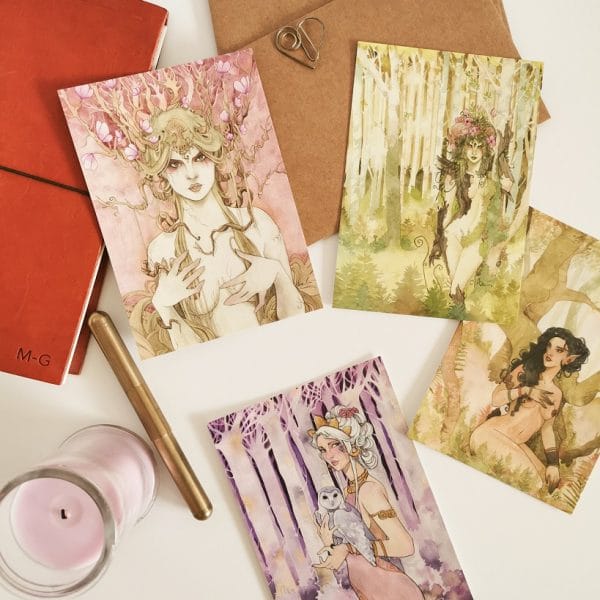 4 cartes postales représentant des nymphes issues de la fantasy sylvestre posées sur des enveloppes et un carnet de cuir