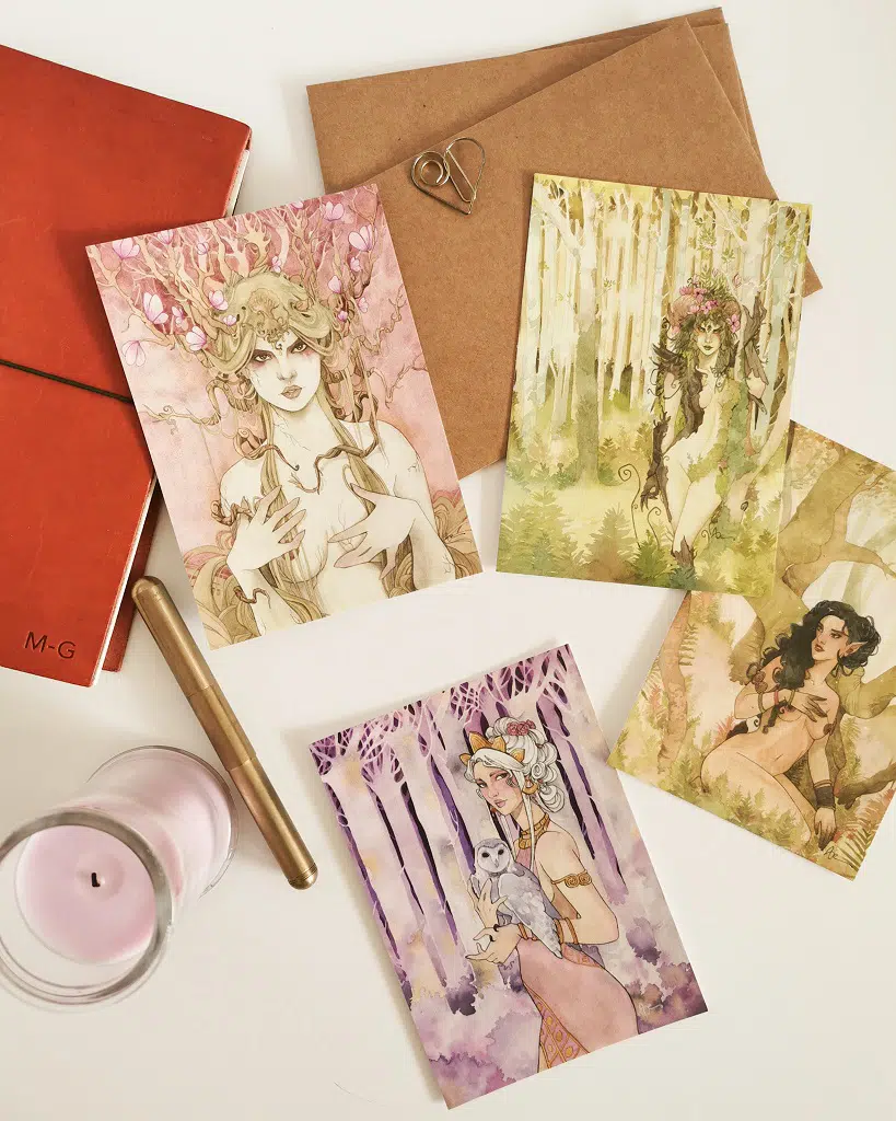 4 cartes postales représentant des nymphes issues de la fantasy sylvestre posées sur des enveloppes et un carnet de cuir