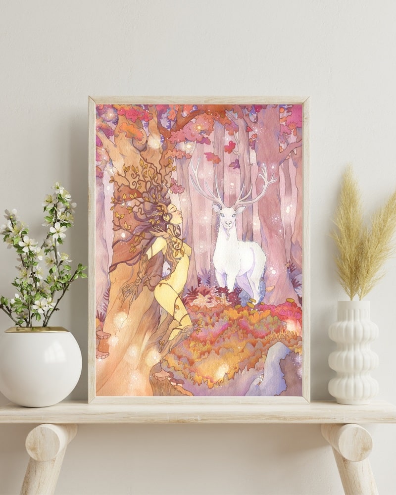 Le tirage d'art Le cerf blanc encadré devant un mur clair.