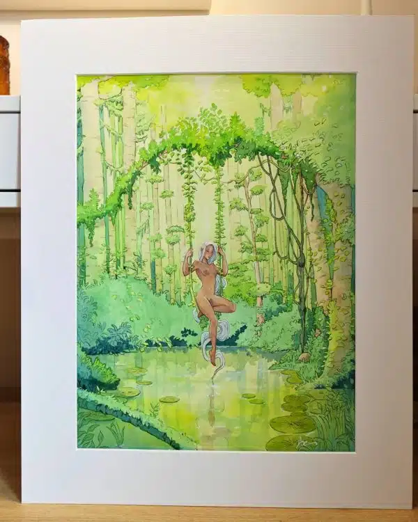 Une aquarelle représentant une fée nue assise sur une balancelle végétale dans la forêt au dessus d'un bassin limpide