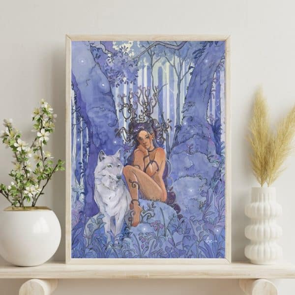 Tirage d'art encadré d'une aquarelle violette représentant une dryade assise dans les bois avec un loup gris à ses côtés.