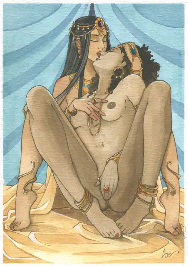 2 femmes nues couvertes de bijoux s'enlacent, assises sur des soieries. L'une est appuyée sur le buste de l'autre, qui s'apprête à l'embrasser.