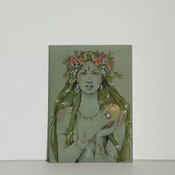 Un portrait d'une jeune femme sur papier vert, couverte de bijoux, de fleurs et fruits.