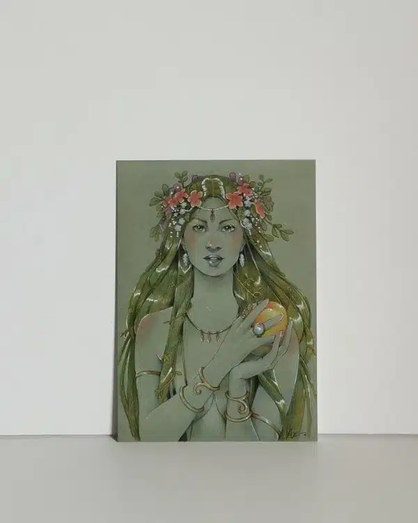 Un portrait d'une jeune femme sur papier vert, couverte de bijoux, de fleurs et fruits.