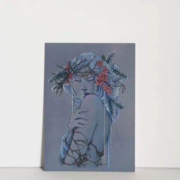 Un portrait dessiné sur papier bleu représentant une femme aux yeux fermés, coiffées de branches de sapin et de fleurs. Sa peau se mêle au papier, lui donnant une allure givrée.