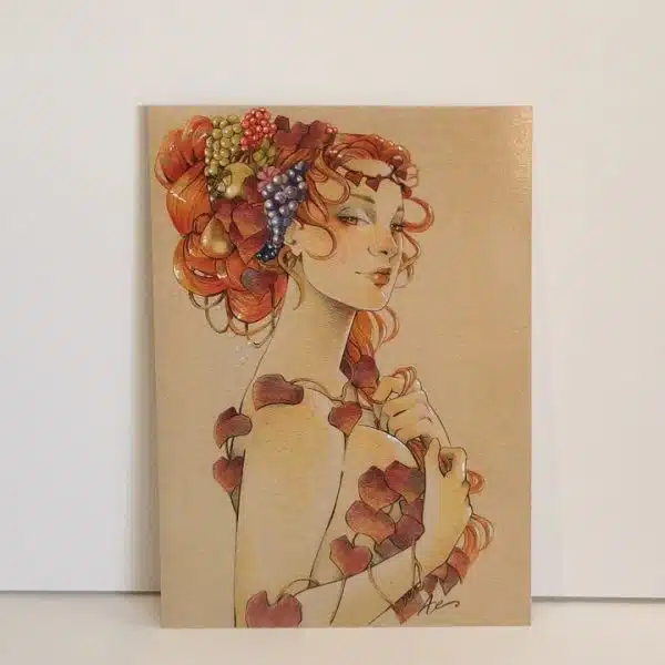Une impression au format carte postale du portrait d'une jeune fille aux cheveux roux, vêtue de vigne rouge et coiffée de raisin et fruits d'automne.