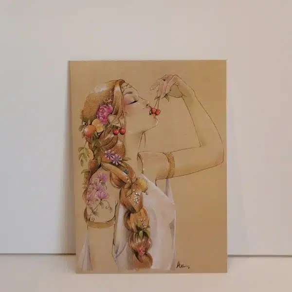 Un portrait d'une jeune femme de profil en train de croquer des cerises. Sa longue chevelure blonde est ornée de fruits d'été. Dessin aux crayons de couleurs sur papier teinté brun.
