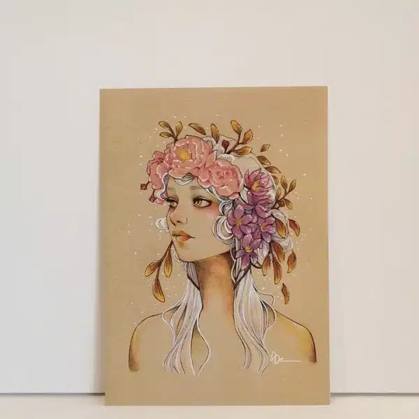 Une carte postale représentant le portrait d'une jeune femme aux cheveux blancs, couronnée de fleurs roses et violettes sur un fond brun.