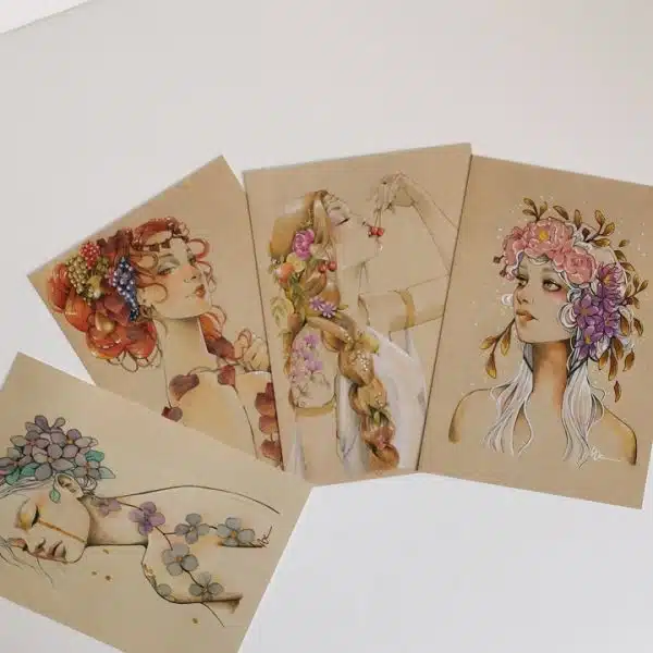Lot de 4 cartes postales A6 représentant des portraits de jeunes femmes magiques aux crayons de couleurs sur papier brun.