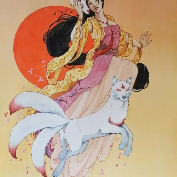 Une femme vêtue de robes virevoltantes s'élance dans les airs en compagnie d'un renard blanc à 3 queues. Le fond est jaune orangé avec un astre rouge derrière les personnages.