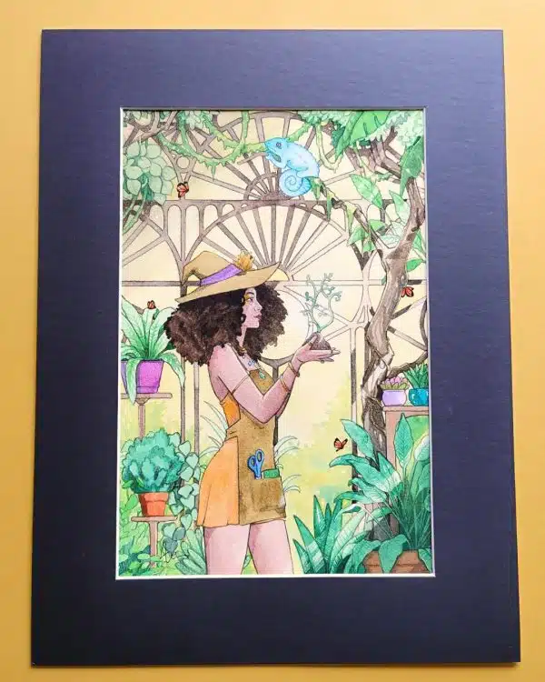 Une aquarelle dans un passepartout en carton sombre montrant une jeune femme en train de s'occuper de plantes vertes dans une serre. Elle porte un tablier et un chapeau pointu de sorcière. Un caméléon bleu est installé sur une branche au-dessus d'elle.