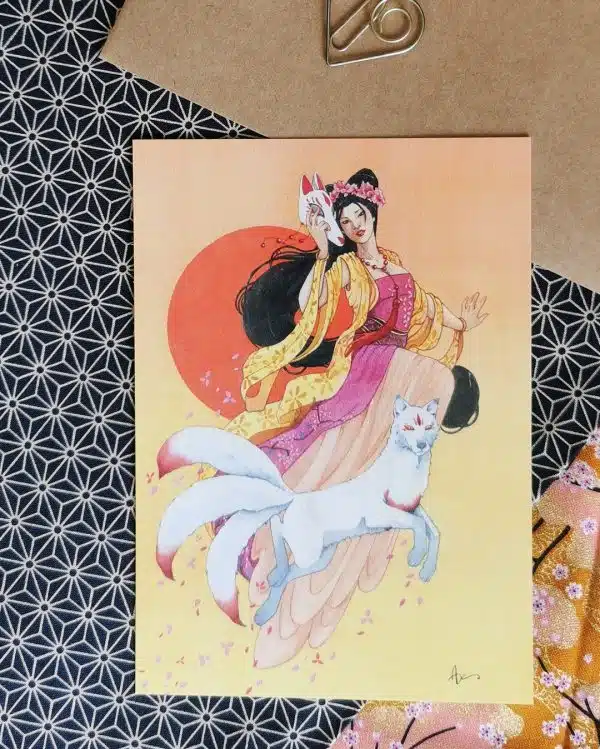Une carte postale représentant une jeune femme en robe de soie accompagnée d'un renard blanc à 3 queues. La femme porte à la main un masque de kitsune