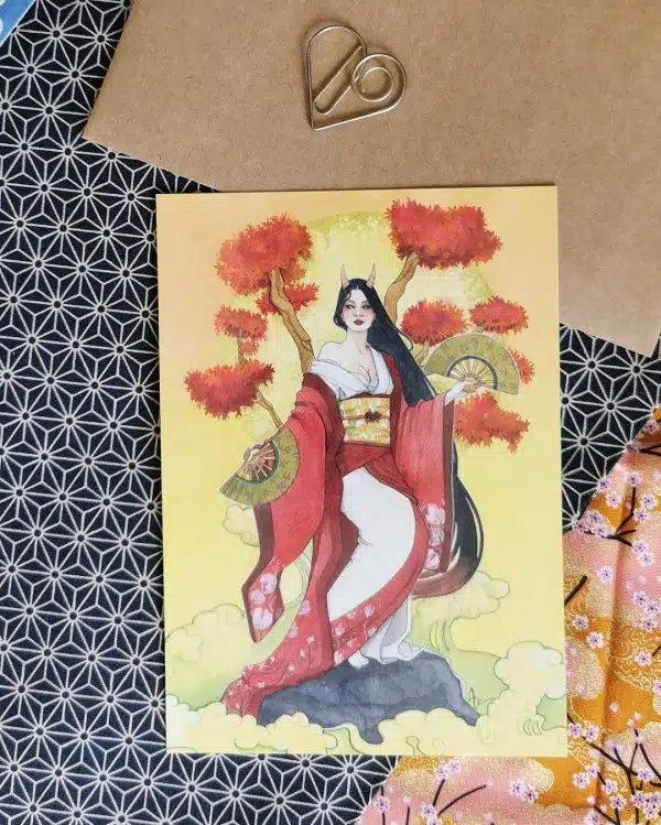 Carte postale représentant une femme aux longs cheveux noirs, vêtue d'un kimono de dans avec un éventail dans chaque main. Momiji par Aemarielle