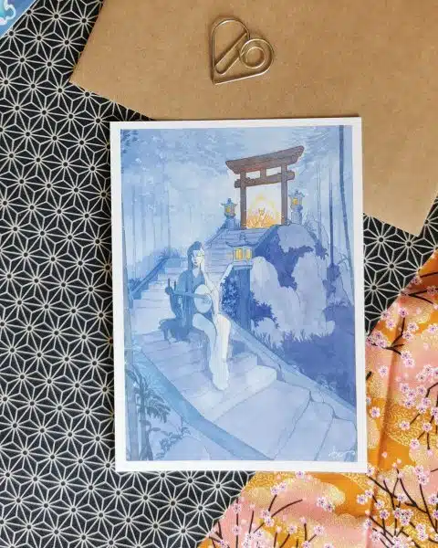 Une carte postale illustrée représentant une joueuse de shamisen assise sur un escalier de pierre menant à un torii sous lequel se tient Inari, l'esprit renard.