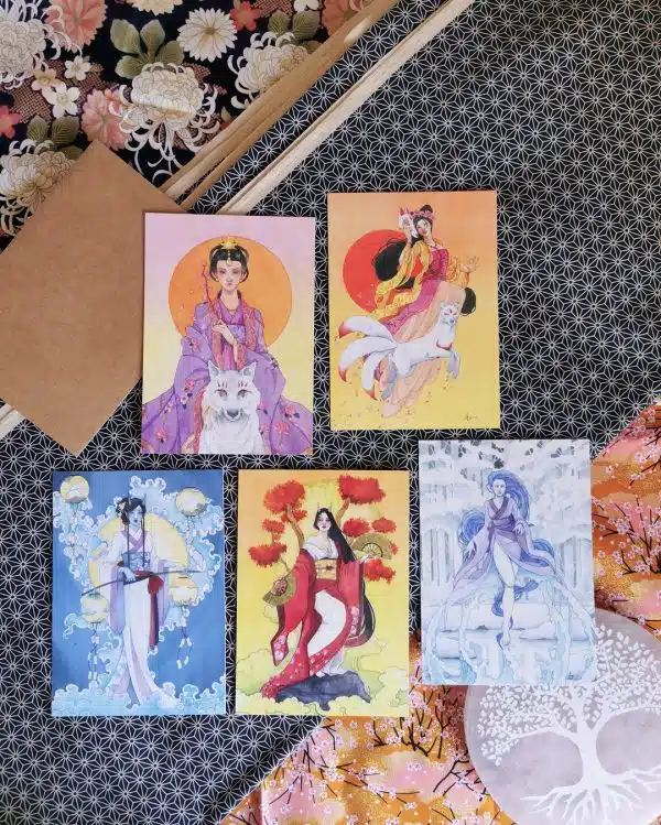 Un lot de 5 cartes postales illustrées avec des yôkai et kami comme Kitsune, Amaterasu, Aoandon et d'autres esprits du folklore japonais