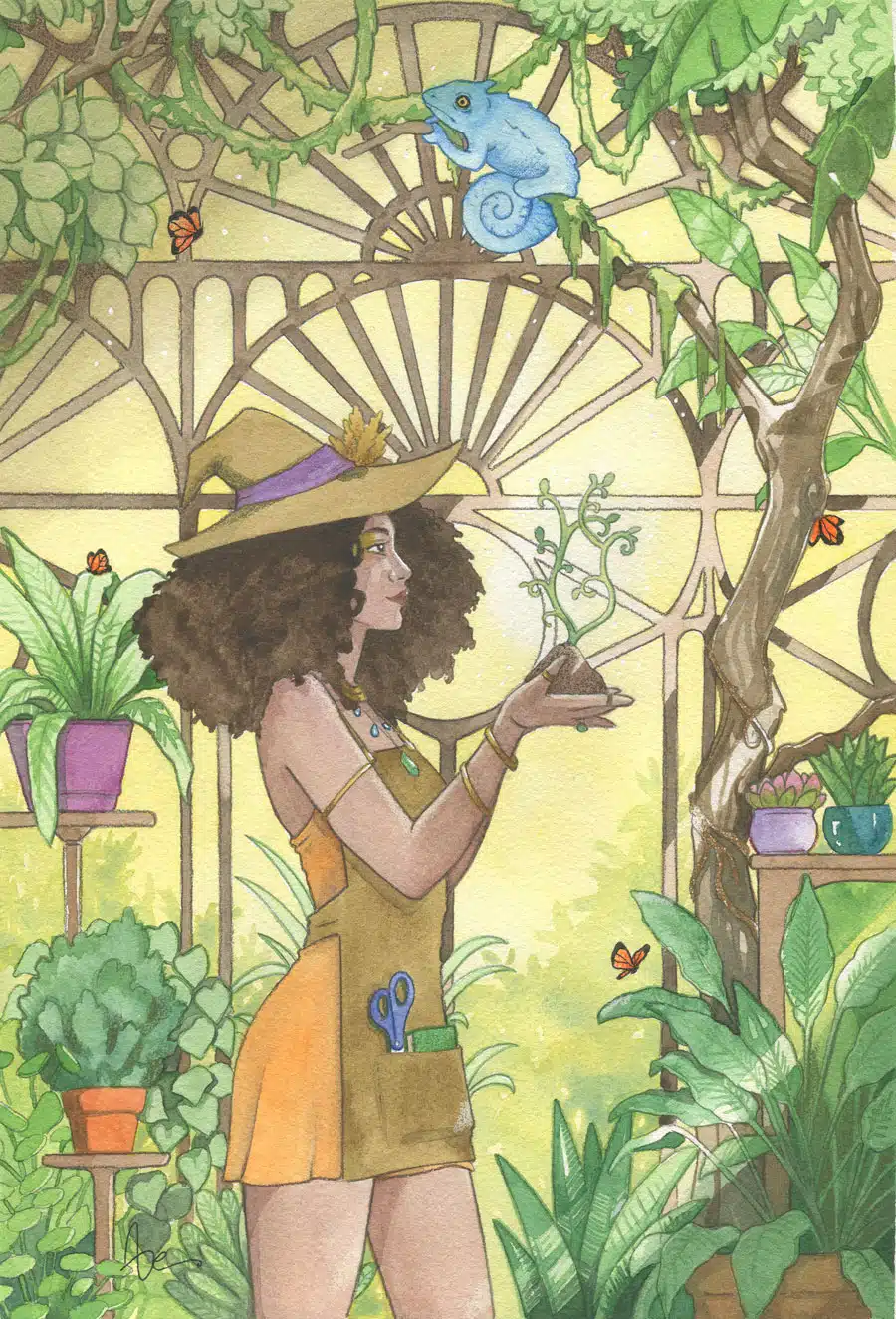Une aquarelle représentant une sorcière vêtue d'une robe orange et d'un tablier de cuir, avec un chapeau pointu sur la tête. Elle se trouve dans une serre, au milieu d'une végétation luxuriante et tient dans ses mains une petite plante qui semble grandir par magie. Son caméléon familier paresse sur une branche au dessus d'elle.