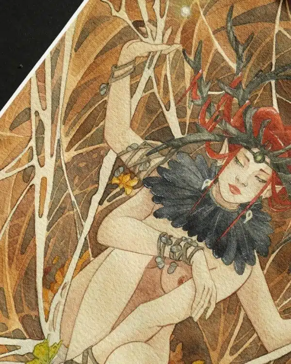 Plan rapproché sur La Tisserande - aquarelle de la collection féerie automnale - Une femme à 4 bras, rousse, parée d'une couronne de cornes noires et d'une collerette de plumes de corbeau. Elle joue dans une toile de soie complexe.