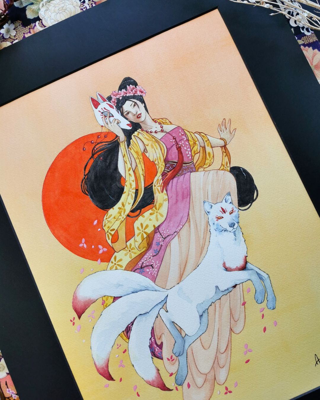 La dame au renard blanc est une aquarelle représentant un kitsune à la fois sous forme féminine et sous forme de renard. Aquarelle originale issue de la collection Esprits japonais par Aemarielle.
