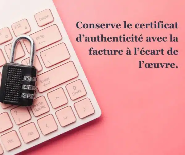 Un clavier avec un cadenas sur fond uni. Le message dit : Conserve le certificat d'authenticité avec la facture à l'écart de l’œuvre.