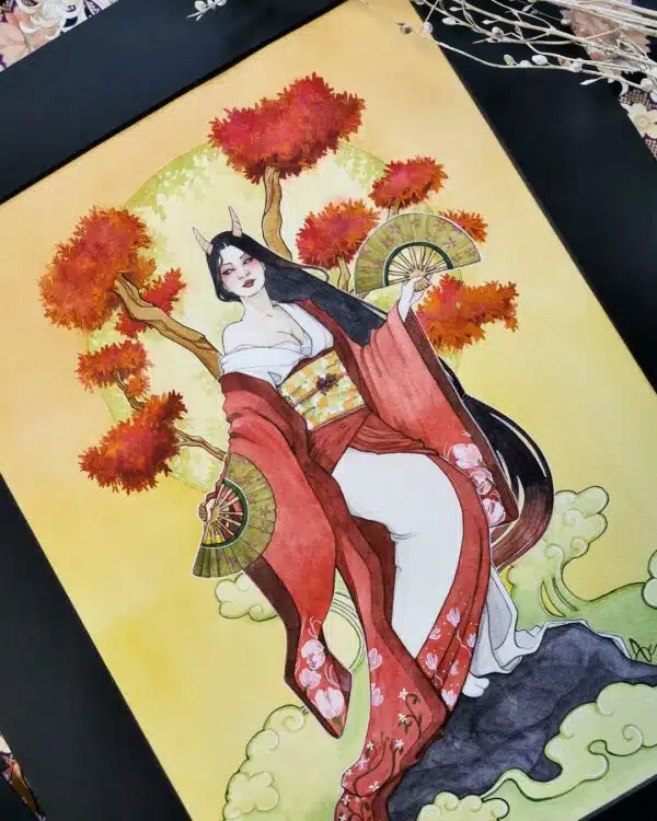 Momiji - une sorcière japonaise dont le nom signifie feuilles d'érable. Une belle jeune femme cornue vêtue de rouge et blanc en posture de danse avec des éventails sur un fond jaune - aquarelle originale issue de la collection Esprits japonais par Aemarielle.