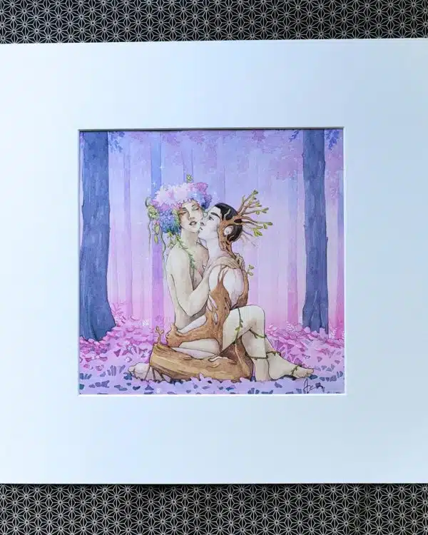 Une aquarelle carrée dans un passepartout blanc représentant une scène d'amour entre un jeune homme et une dryade dans la forêt.