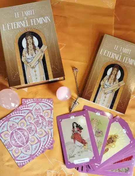 Le coffret d'un tarot féminin ouvert sur le livret d'accompagnement et quelques cartes - Le tarot de l'Éternel Féminin : Chemins de l'âme