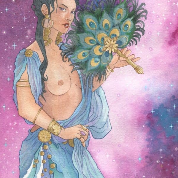 Héra debout devant une galaxie, vêtue d'une robe bleue turquoise écumante et d'un éventail en plumes de paon. Aquarelle originale par Aemarielle issue de L'Oracle Catastrophique des Dieux Grecs.