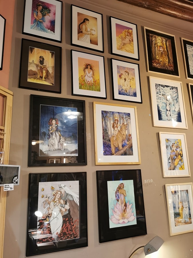 Le mur de la libraire recouvert par des aquarelles originales