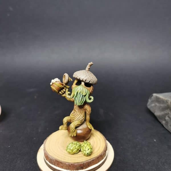 Un kodama levant sa chope de bière à la santé des camarades.