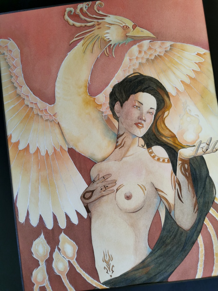 Une femme aux longs cheveux noirs se tient debout devant un phénix aux ailes déployées. La femme tient une flamme dans la main.