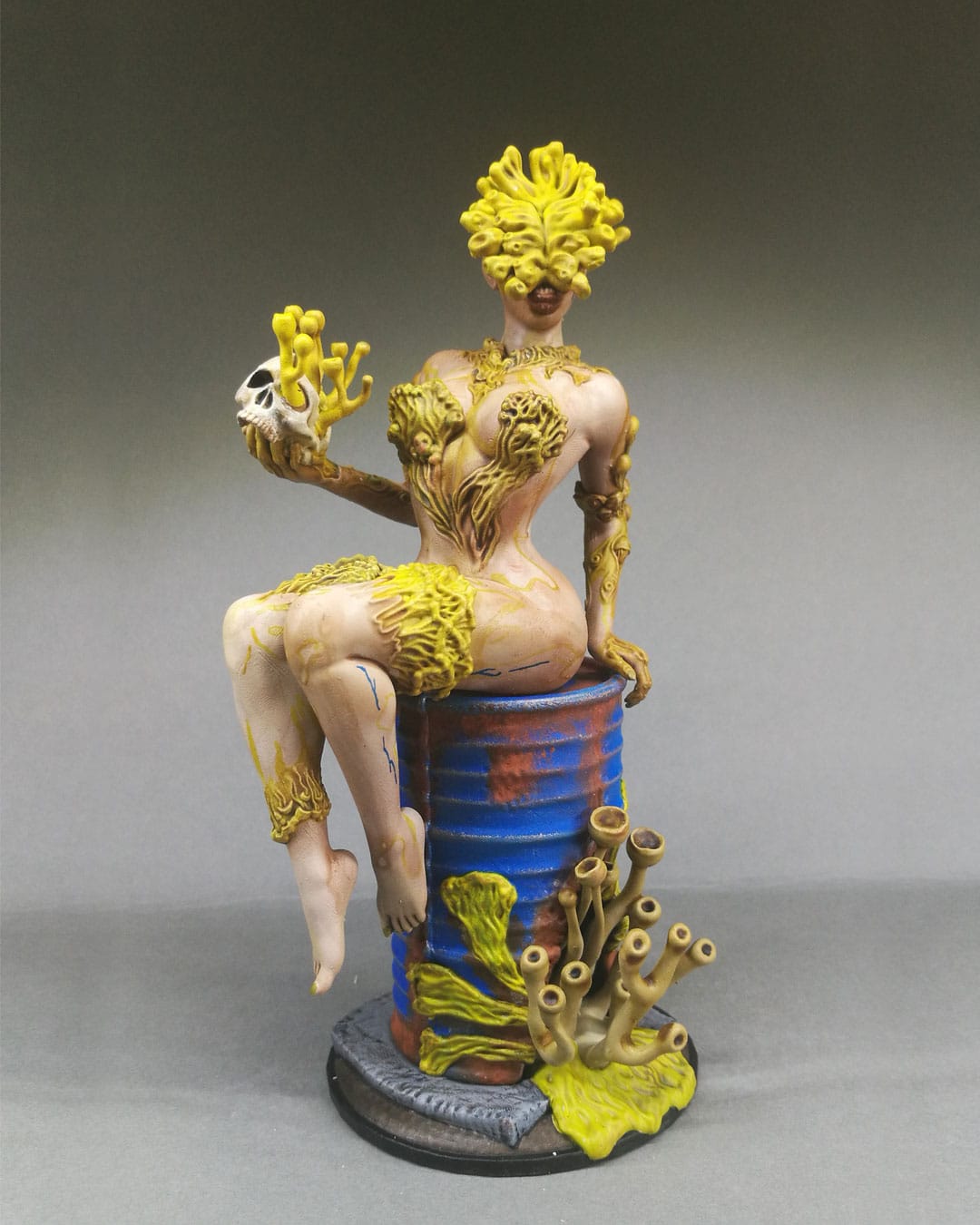 Une pinup infectée par le cordyceps, assise sur un bidon rouillé.