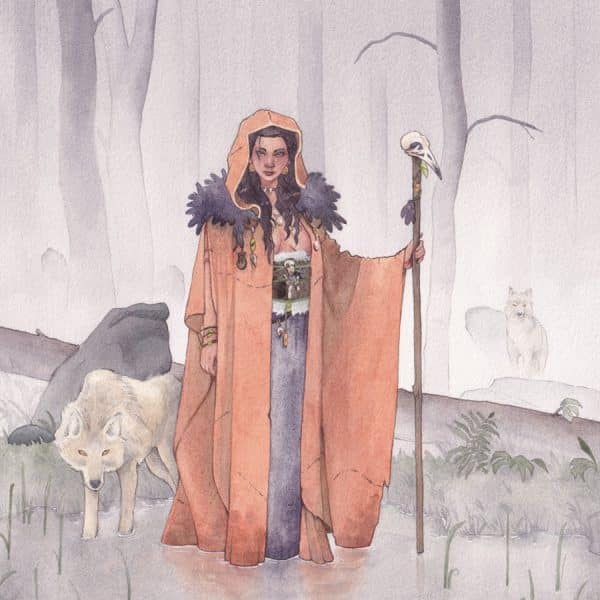 Une sorcière des bois vêtue d'une cape en cuir ambre et de plumes de corbeaux. Elle se tient debout d'un l'eau, entourée de loups et dans un décor brumeux.