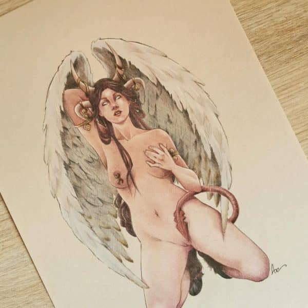 Un dessin d'une diablesse ailée aux crayons de couleurs sur papier teinté.