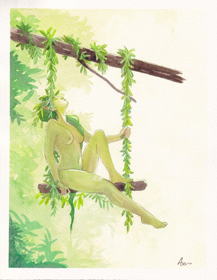 Une nymphe à la peau verte assise sur une balançoire en bois et feuillages dans un décor verdoyant à l'aquarelle