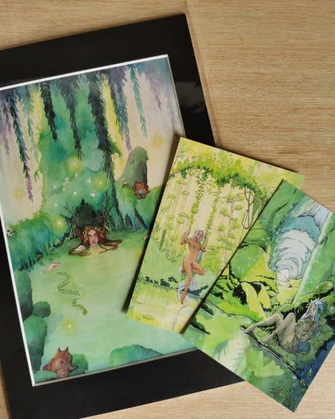 Le tirage d'art de L'antre de la Rusalka accompagné de deux cartes postales dans des tons verts.