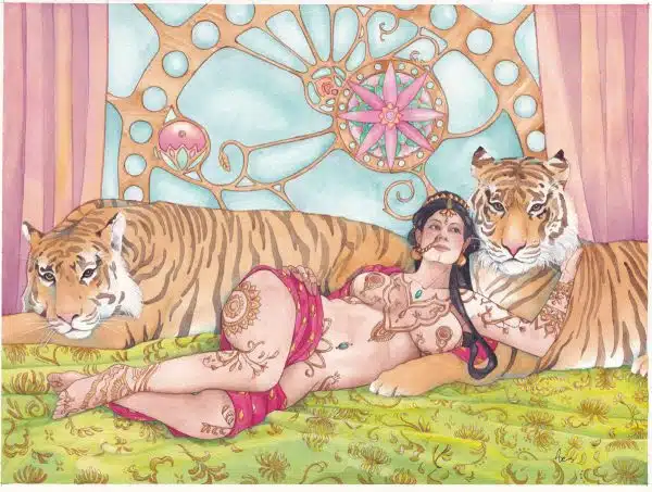 Une courtisane indienne à la peau couverte d'arabesques d'or est alanguie contre deux tigres sur une couverture verte brodée d'or. Derrière elle, un vitrail turquoise et rose de style art nouveau.
