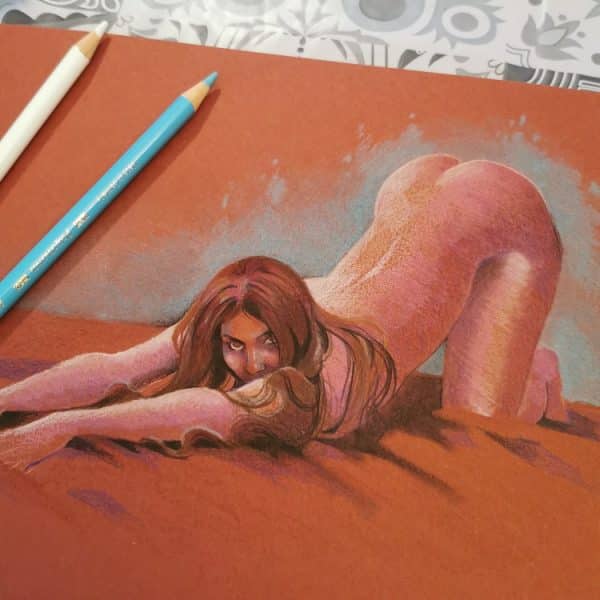 Un dessin érotique aux crayons de couleurs montrant une femme nue en train de s'étirer comme un chat, sur du papier rouge.