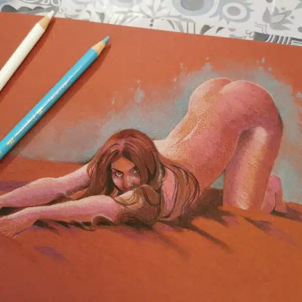 Un dessin érotique aux crayons de couleurs montrant une femme nue en train de s'étirer comme un chat, sur du papier rouge.