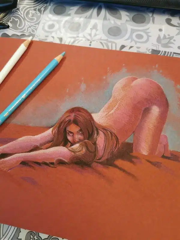 Un dessin érotique aux crayons de couleurs montrant une femme nue en train de s'étirer comme un chat, sur du papier rouge.