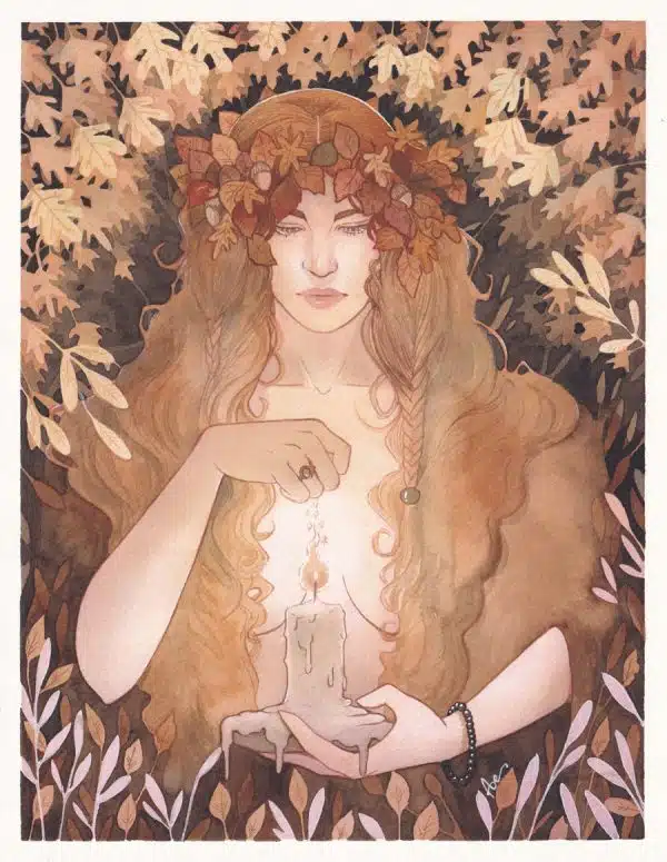 Une femme coiffée de feuillages automnaux et de glands, tient une chandelle allumée entre les mains. Sa chevelure rousse est baignée de lumière. Autour d'elle un décor végétal automnal.