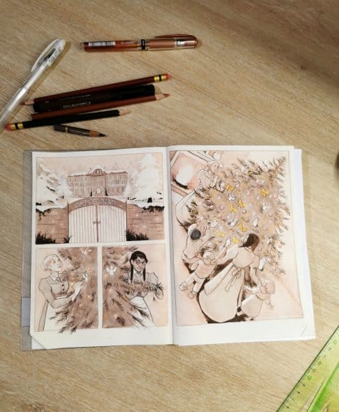 Une double page de carnet avec des dessins aux crayons de couleurs marrons représentant une histoire de Noël où des jeunes femmes décorent un sapin.