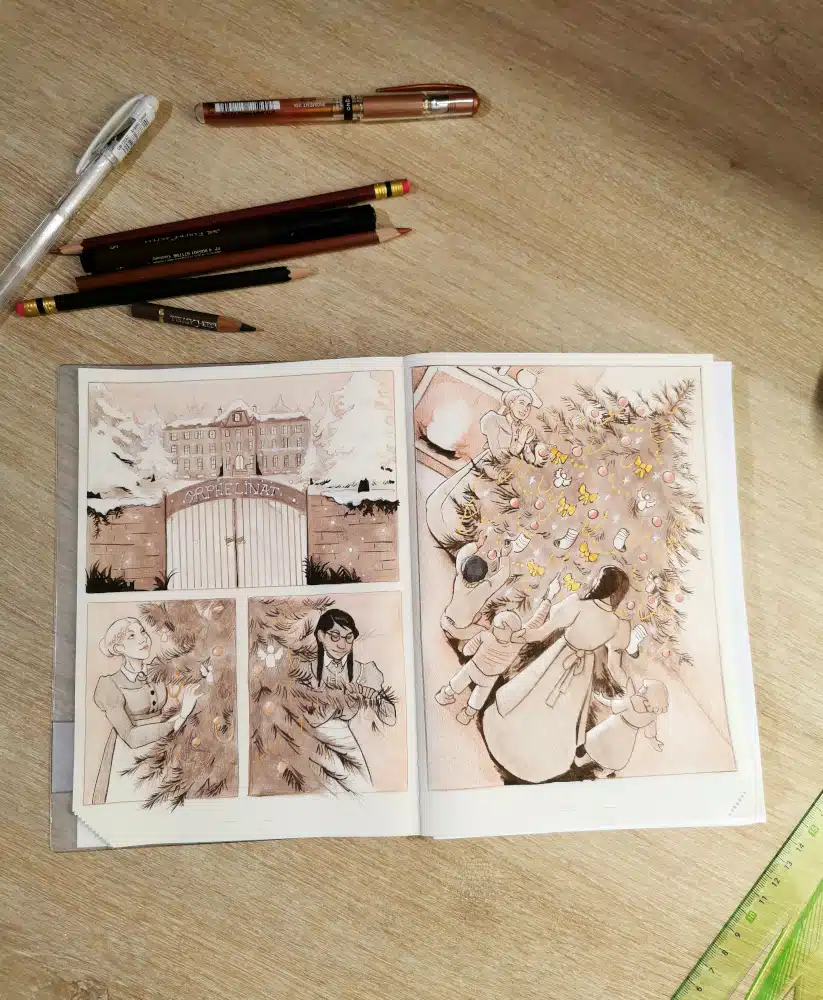 Une double page de carnet avec des dessins aux crayons de couleurs marrons représentant une histoire de Noël où des jeunes femmes décorent un sapin.