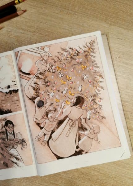 Une page de carnet montrant un dessin d'un grand sapin décoré avec tout autour, des enfants joyeux et nos deux héroïnes satisfaites d'elles-mêmes.