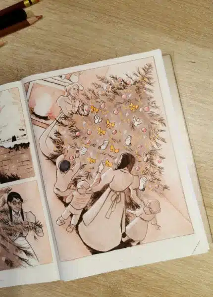 Une page de carnet montrant un dessin d'un grand sapin décoré avec tout autour, des enfants joyeux et nos deux héroïnes satisfaites d'elles-mêmes.