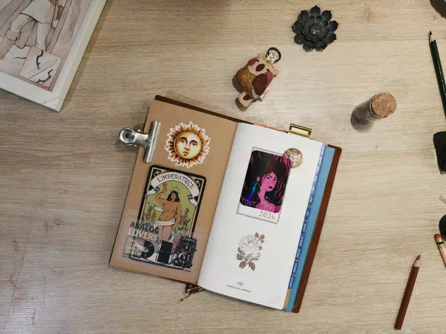 Traveler's notebook ouvert sur un agenda 2026.