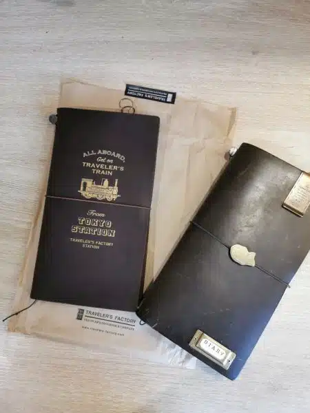 Deux couvertures de type Traveler's notebook pour tenir mon journal