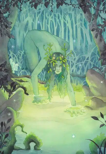 Une créature féminine à l'allure batracienne, avec une peau verte et des mainset pieds palmés, descend dans un bassin lumineux qui contraste avec le décor sombre tout autour.