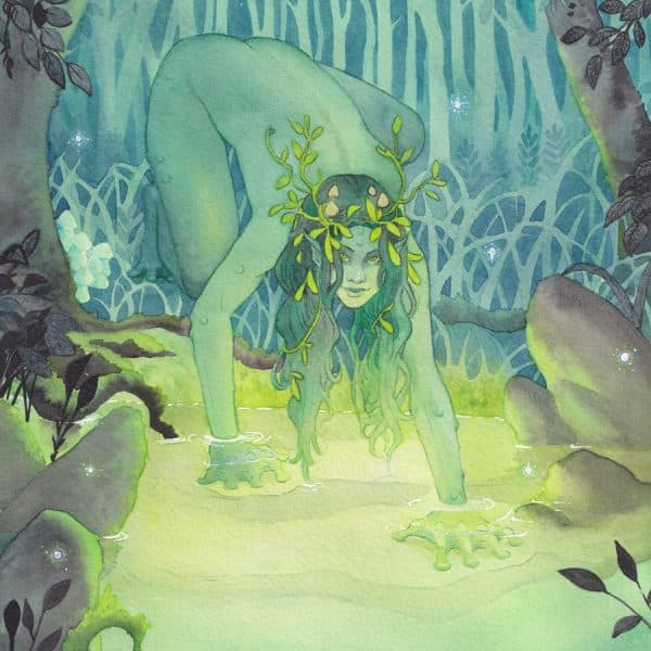 Une créature féminine à l'allure batracienne, avec une peau verte et des mainset pieds palmés, descend dans un bassin lumineux qui contraste avec le décor sombre tout autour.