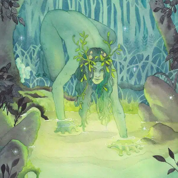 Une créature féminine à l'allure batracienne, avec une peau verte et des mainset pieds palmés, descend dans un bassin lumineux qui contraste avec le décor sombre tout autour.